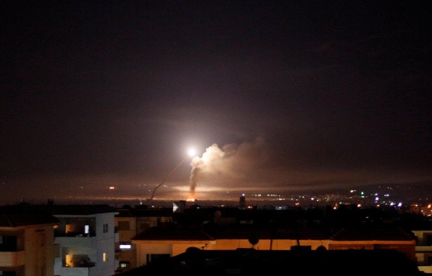 Bầu trời Damascus (Syria) loé sáng bởi tên lửa lúc sáng sớm 10/5. Ảnh: Reuters