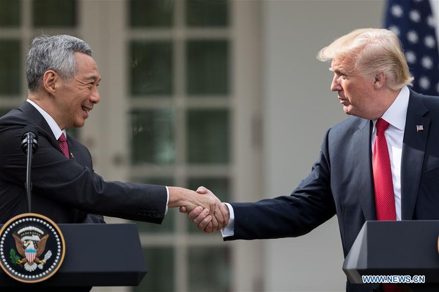 Tổng thống Mỹ Donald Trump (phải) và Thủ tướng Singapore Lý Hiển Long (trái). Ảnh: Tân Hoa Xã