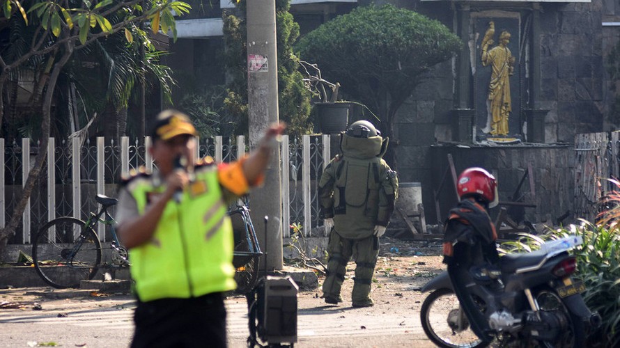 Hiện trường vụ đánh bom tại nhà thờ Công giáo Santa Maria. Ảnh: Reuters