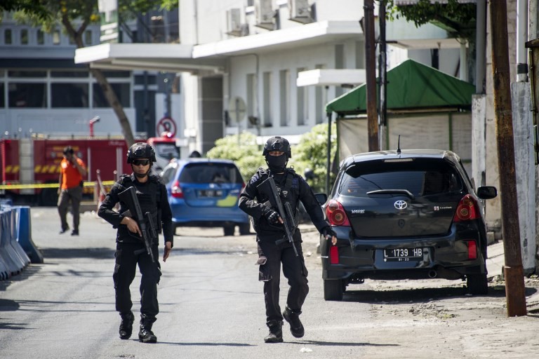 Cảnh sát tuần tra quanh hiện trường vụ đánh bom sáng 14/5. Ảnh: AFP