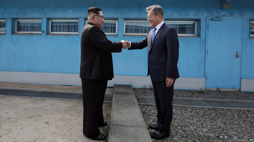 Tổng thống Hàn Quốc Moon Jae-in (phải) bắt tay Chủ tịch Triều Tiên Kim Jong-un (trái). Ảnh: Washington Post