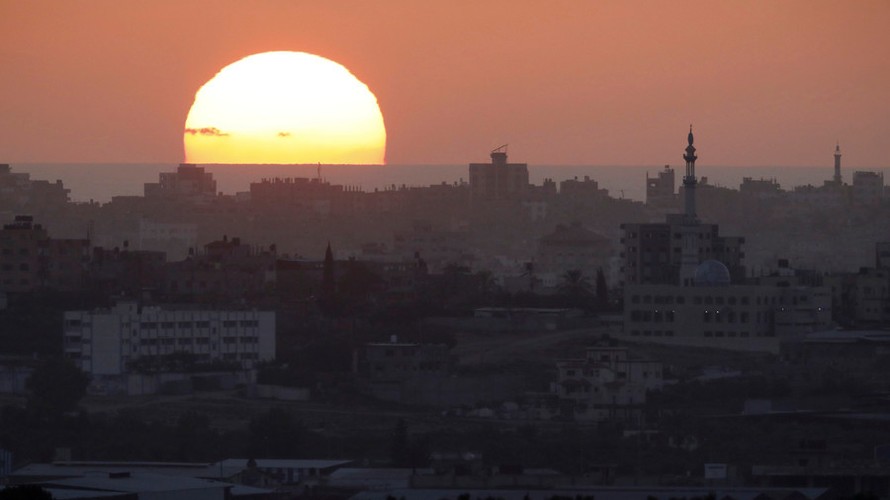 Mặt trời mọc trên dải Gaza. Ảnh: Reuters