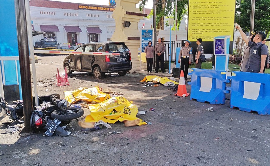 Hiện trường vụ đánh bom trụ sở cảnh sát Surabaya. Ảnh: Antara