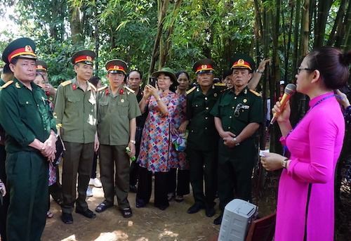 Rất nhiều cựu quân nhân đến thăm di tích Kim Liên. Ảnh: Nguyễn Hải.