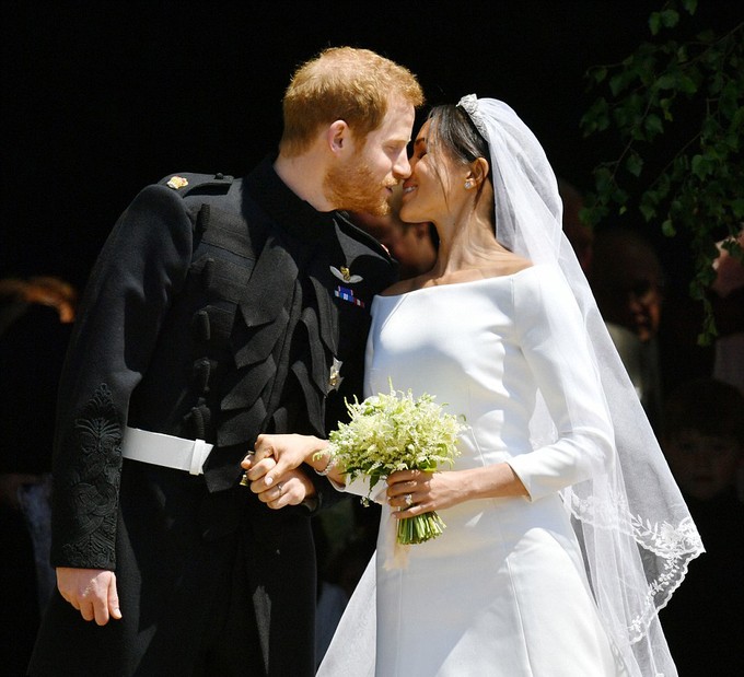 Đám cưới của Hoàng tử Anh Harry, 33 tuổi, và nữ diễn viên người Mỹ Meghan Markle, 36 tuổi, diễn ra hôm nay tại nhờ thờ Winsor, nơi Harry từng được làm lễ rửa tội. Sau nghi lễ trong nhà nguyện, Harry nắm tay Meghan tiến ra cổng, dừng lại, nhìn và trao nhau