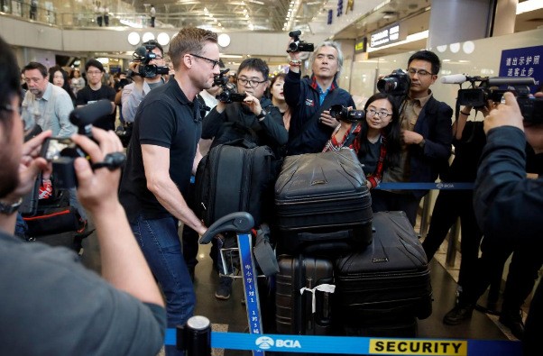 Các phóng viên phương Tây có mặt tại sân bay Bắc Kinh sáng 22/5. Ảnh: Reuters