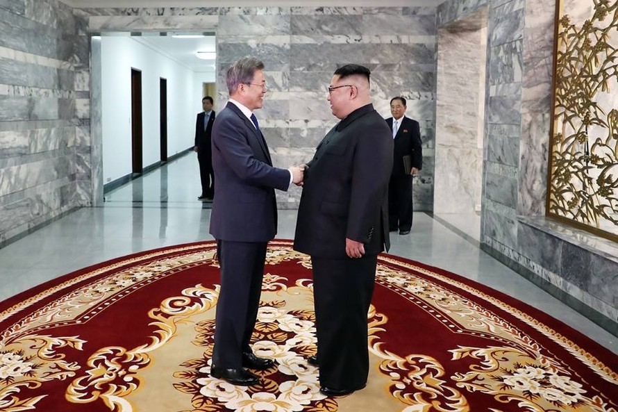 Hai nhà lãnh đạo Hàn Quốc - Triều Tiên bắt tay trong cuộc gặp bất thường chiều 26/5. Ảnh: Văn phòng Tổng thống Hàn Quốc