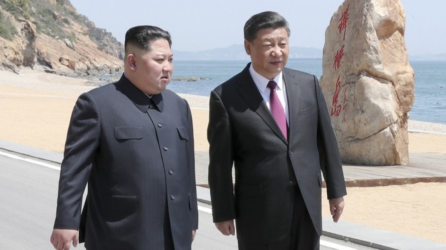 Chủ tịch Triều Tiên Kim Jong-un và Chủ tịch Trung Quốc Tập Cận Bình gặp nhau tại Đại Liên (Trung Quốc) hồi đầu tháng 5. Ảnh: KCNA