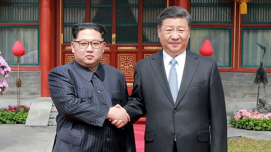 Chủ tịch Triều Tiên Kim Jong-un bắt tay Chủ tịch Trung Quốc Tập Cận Bình trong cuộc gặp cuối tháng Ba. Ảnh: SCMP
