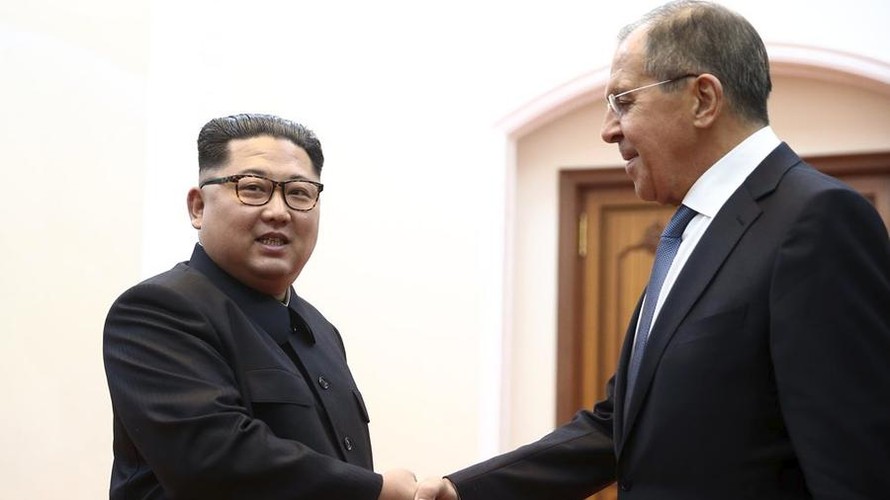 Chủ tịch Kim Jong-un bắt tay ông Lavrov trong cuộc gặp ngày 31/5. Ảnh: Bộ Ngoại giao Nga
