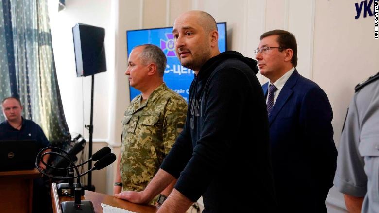 Nhà báo Arkady Babchenko (giữa) tham gia họp báo tại Kiev (Ukraine). Ảnh: CNN