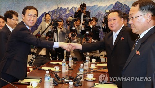 Ông Cho Myoung-gyon (trái) bắt tay ông Ri Son-gwon (phải) trước khi bắt đầu cuộc họp sáng 1/6. Ảnh: Yonhap