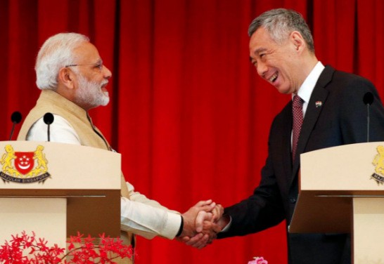 Thủ tướng Ấn Độ Narendra Modi bắt tay Thủ tướng Singapore Lý Hiển Long hôm nay, 1/6. Ảnh: Reuters
