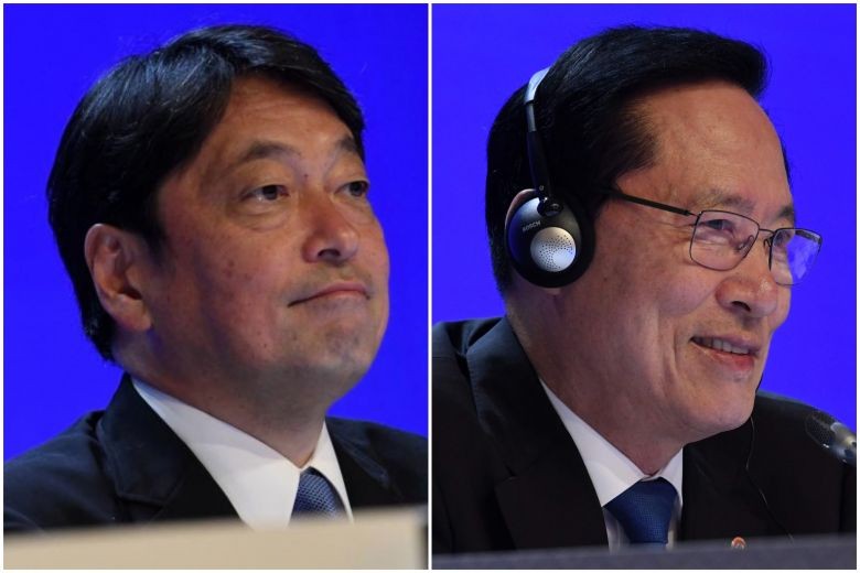 Bộ trưởng Quốc phòng Nhật Bản Itsunori Onodera (trái) và Bộ trưởng Quốc phòng Hàn Quốc Song Young-moo (phải). Ảnh: AFP