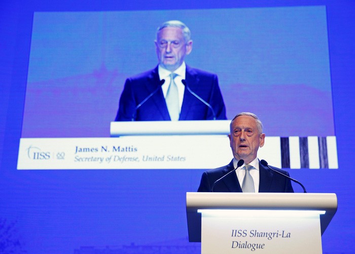 Bộ trưởng Quốc phòng Mỹ James Mattis phát biểu tại đối thoại Shangri-La 2018. Ảnh: Reuters