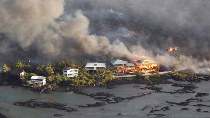 Nhà cửa trên đảo Hawaii bị dòng nham thạch núi lửa phá hủy ngày 5/6 - Ảnh: Reuters.