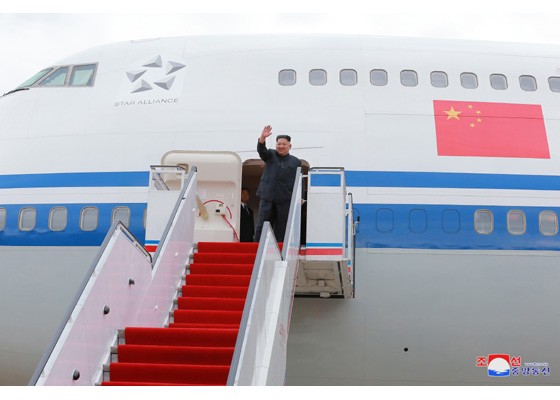 Chủ tịch Kim Jong-un vẫy chào từ cửa chuyên cơ Boeing 747 của hãng hàng không Air China. Ảnh: Rodong Sinmun