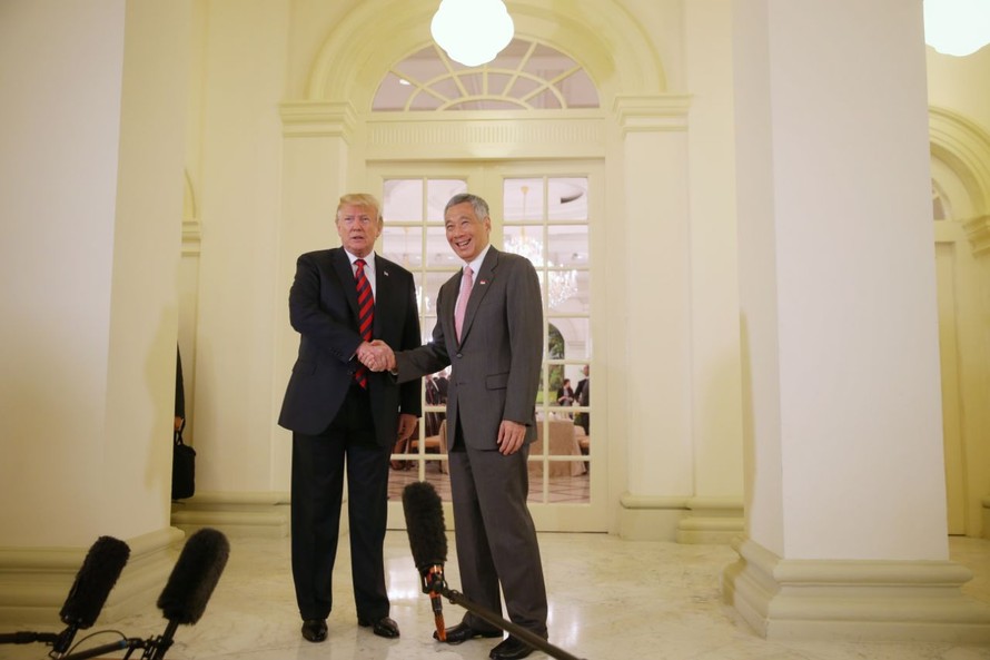 Tổng thống Mỹ Donald Trump và Thủ tướng Singapore Lý Hiển Long bắt tay trước khi bắt đầu cuộc gặp kín. Ảnh: Straitstimes
