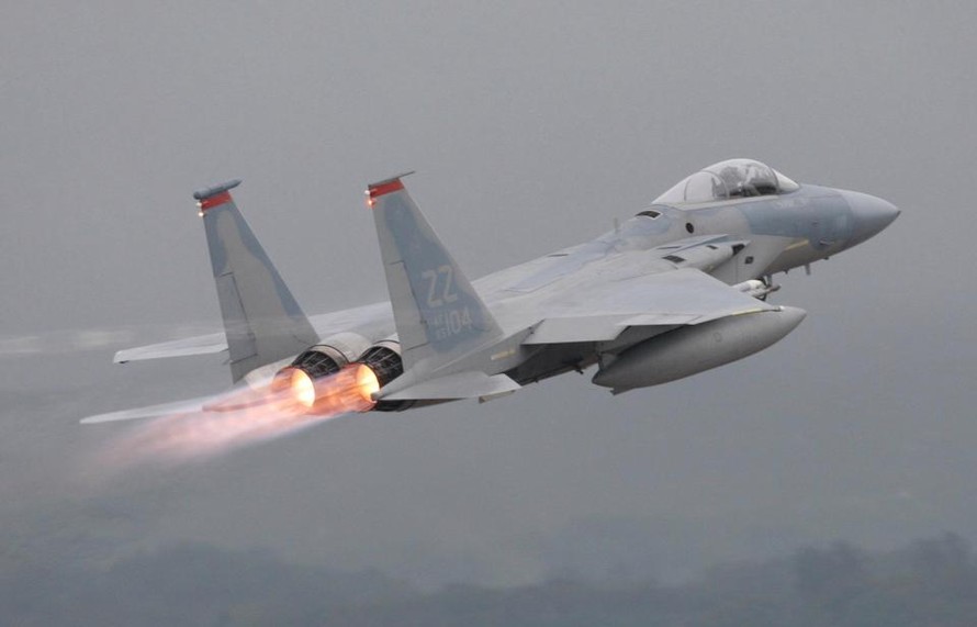 Tiêm kích F-15 Mỹ cất cánh từ đảo Okinawa (Nhật Bản). Ảnh: Reuters