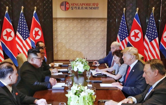 Phòng họp thượng đỉnh song phương Mỹ - Triều. Người ngồi cạnh ông Trump là bà Lee Yun-hyang. Ảnh: Straitstimes