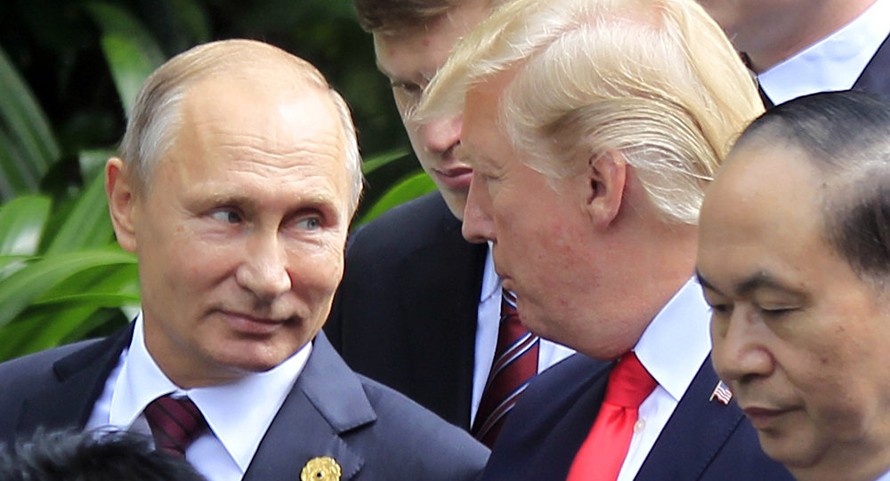 Tổng thống Trump và Tổng thống Putin gặp nhau tại Đà Nẵng (Việt Nam) tại hội nghị thượng đỉnh APEC. Ảnh: AP
