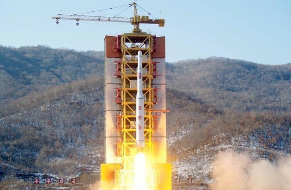 Một tên lửa tầm xa được phóng từ bãi thử Sohae của Triều Tiên. Ảnh: KCNA