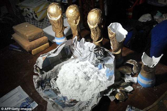 Ma túy và cần sa được giấu trong "cúp vàng" World Cup. Ảnh: AFP