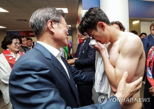 Tổng thống Hàn Quốc Moon Jae-in (trái) an ủi các cầu thủ đội nhà trong phòng thay đồ tại sân vận động Rostov-on-Don (Nga). Ảnh: Yonhap