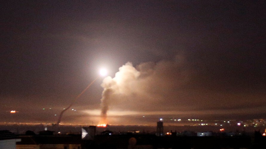 Tên lửa rực sáng trên bầu trời Damascus ngày 10/5. Ảnh: Reuters