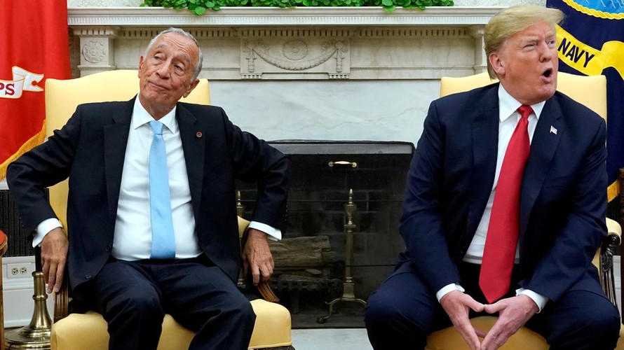 Tổng thống Mỹ Donald Trump (phải) và Tổng thống Bồ Đào Nha Marcelo Rebelo de Sousa (trái) tại Nhà Trắng. Ảnh: Reuters