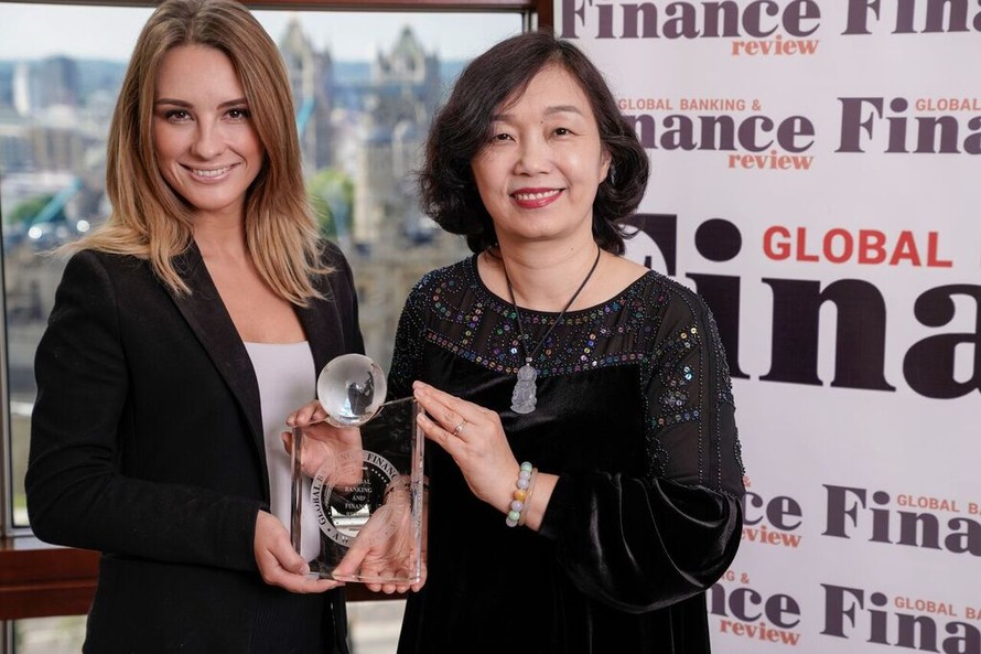 Bà Trần Thị Minh Đức - Giám đốc Khối Vận hành hàm Phó Tổng Giám đốc VietinBank nhận giải thưởng tại London (Anh Quốc)