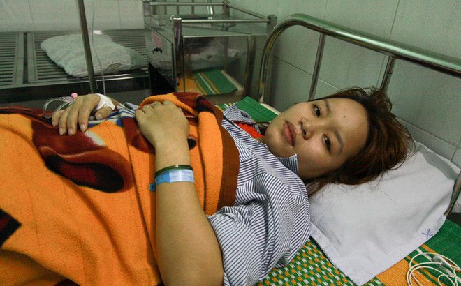 Cô Mai nằm viện điều trị vì bị phụ huynh đánh thủng màng nhĩ.
