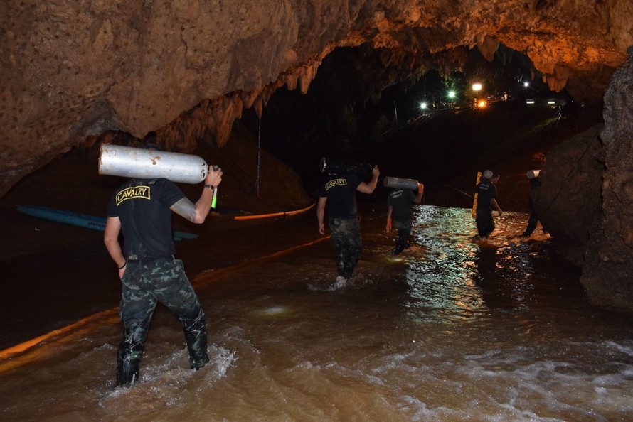 Đội tìm kiếm trong hang động Tham Luang. Ảnh: National Multimedia