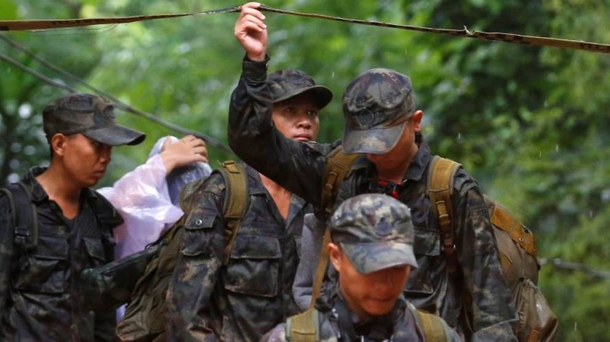 Quân đội Thái Lan tham gia tìm kiếm đội bóng mất tích. Ảnh: CNA