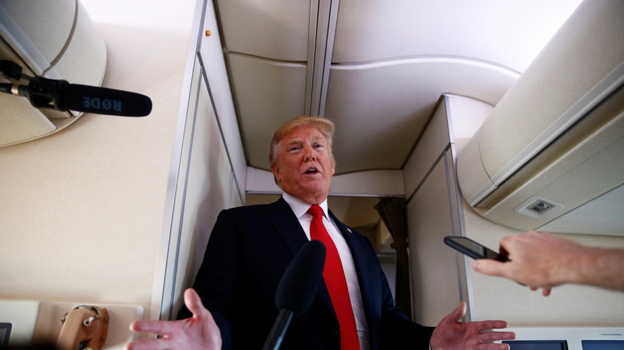 Ông Trump trả lời phóng viên trên chiếc Không lực Một hôm 29/6. Ảnh: Reuters