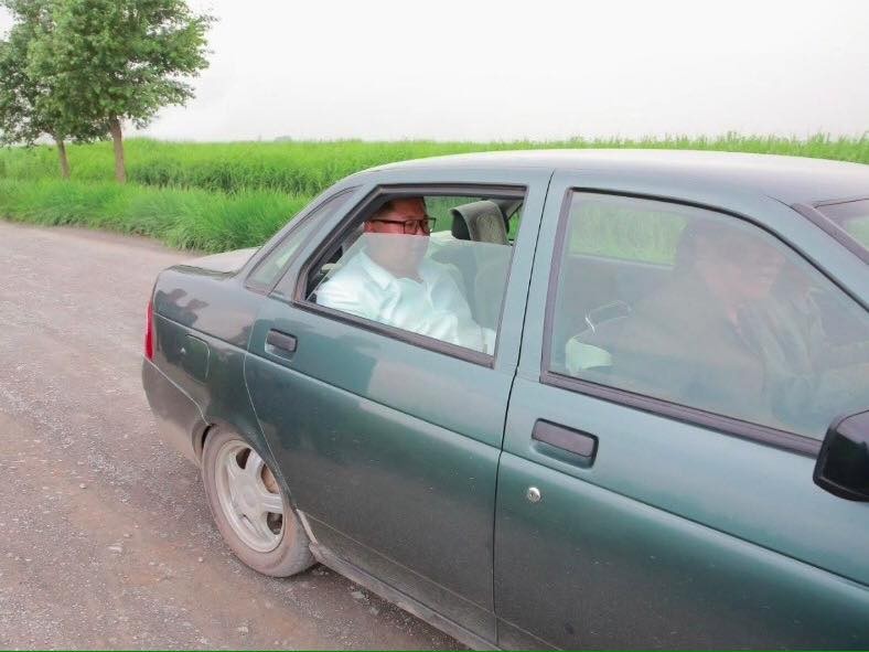 Nhà lãnh đạo Triều Tiên Kim Jong-un ngồi trong chiếc xe cũ trong chuyến thị sát huyện Sindo hôm 30/6. Ảnh: RT