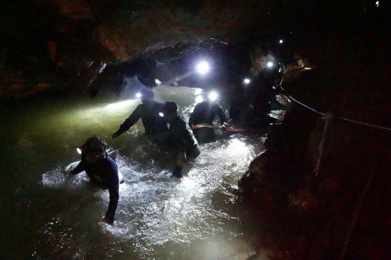 Đội đặc nhiệm SEAL tìm kiếm đội bóng trong hang động ngập nước. Ảnh: AFP