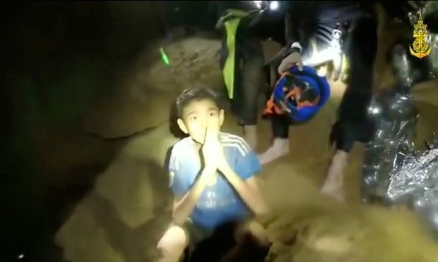 Thành viên đội bóng Thái Lan mắc kẹt trong hang động. Ảnh cắt từ video