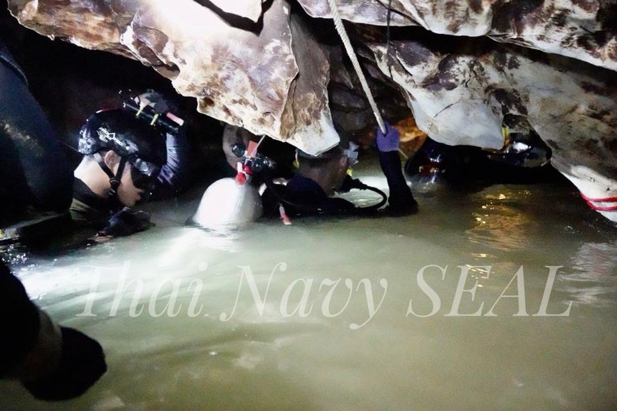 Đường vào hang động chật hẹp, ngập nước. Ảnh: Thai Navy SEAL