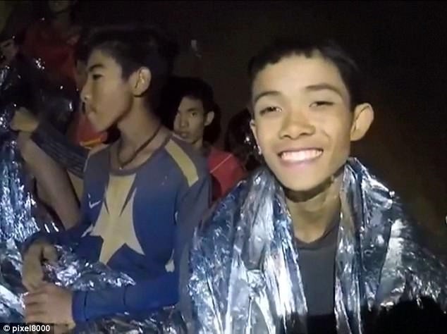 Đội bóng Thái Lan tươi cười dù vẫn mắc kẹt trong hang. Ảnh cắt từ video