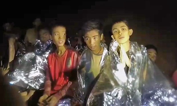 Đội bóng hiện vẫn đang mắc kẹt trong hang Tham Luang. Ảnh cắt từ video