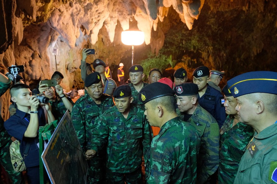 Các quan chức Thái Lan họp bàn trong hang Tham Luang. Ảnh: Gett