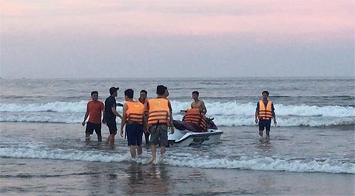 Lực lượng cứu hộ tìm du khách gặp nạn ở Hải Hoà.