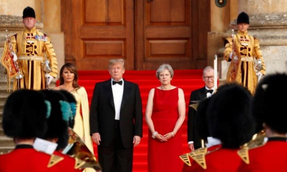 Tổng thống Mỹ Donald Trump và phu nhân chụp ảnh lưu niệm cùng Thủ tướng Anh Theresa May và phu quân tại Cung điện Blenheim gần Oxford (Anh) ngày 12/7. Ảnh: Reuters