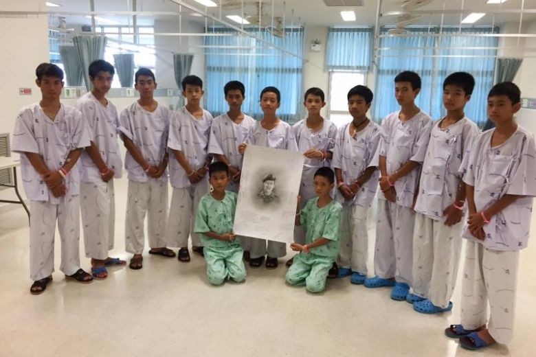 Các cầu thủ nhí tưởng niệm thợ lặn Saman Kunan tại phòng bệnh. Ảnh: AFP