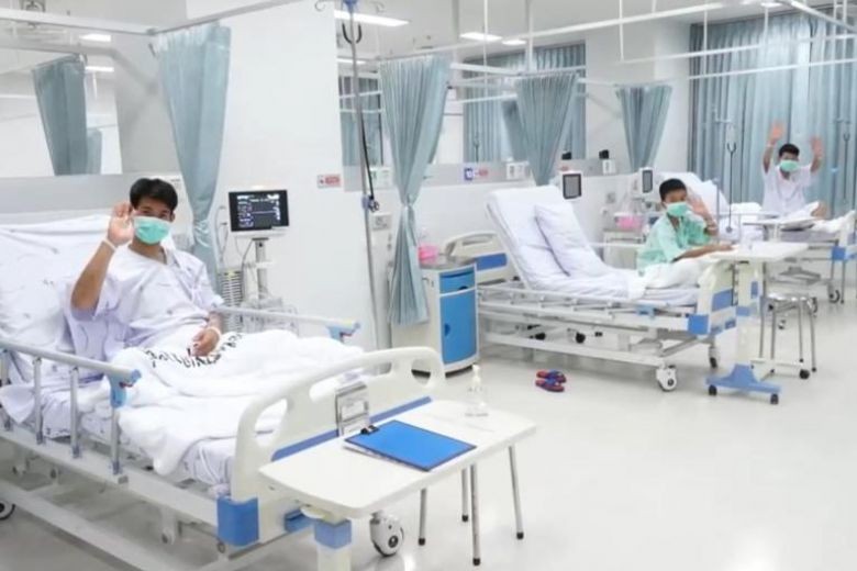 Cầu thủ nhí Thái Lan được điều trị tại bệnh viện Chiang Rai Prachanukroh. Ảnh cắt từ video