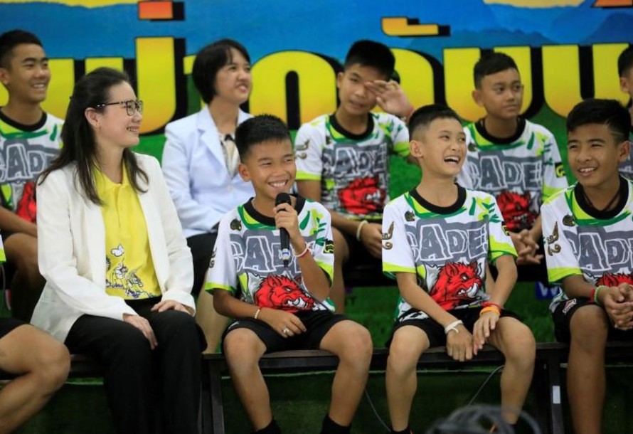 Đội bóng nhí Thái Lan tươi cười trong buổi họp báo. Ảnh: Reuters