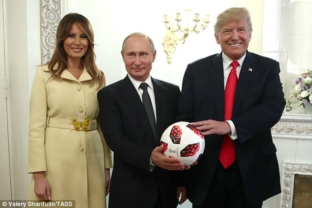 Tổng thống Mỹ Trump và phu nhân chụp ảnh cùng Tổng thống Nga Putin bên trái bóng World Cup. Ảnh: Tass