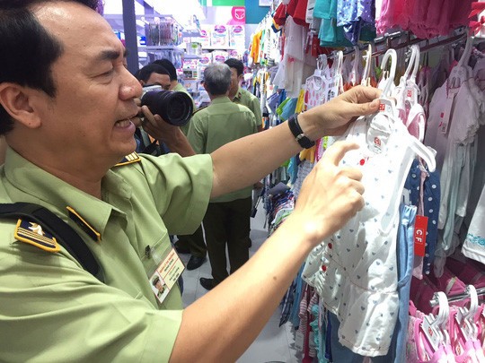 Lực lượng QLTT kiểm tra cửa hàng Con Cưng trên đường Tôn Thất Tùng, quận 1, TP.HCM. Ảnh: NLĐ