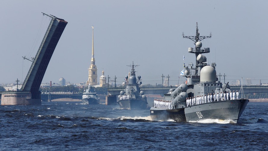 Tàu chiến Nga trình diễn trên sông Neva hôm 29/7 nhân ngày Hải quân. Ảnh: RT